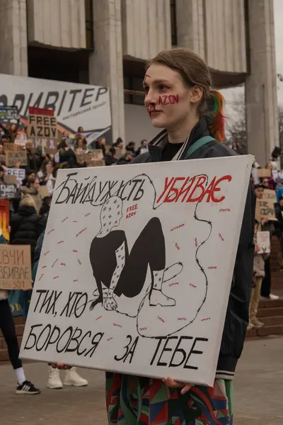 Kyiv, Ukrayna. 032424 'te, birçok insan bu pazar şehir merkezinde toplandı. Neredeyse iki yıldır Rusya' da tutsak olan savaş esirlerini desteklemek için..