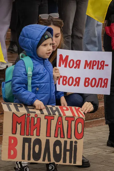 Kyiv, Ukrayna. 032424 'te, birçok insan bu pazar şehir merkezinde toplandı. Neredeyse iki yıldır Rusya' da tutsak olan savaş esirlerini desteklemek için..