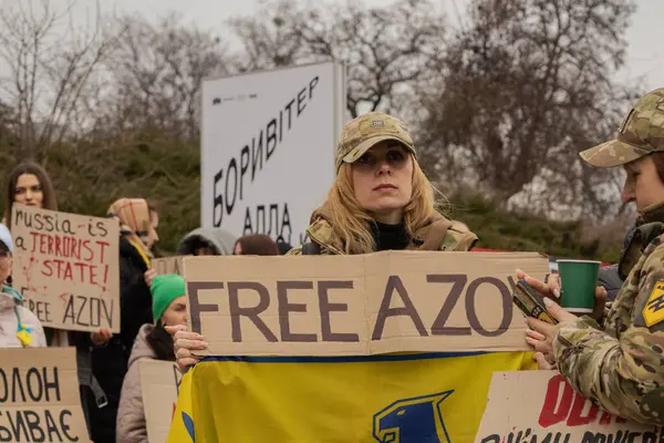 Kyiv, Ukrayna. 032424 'te, birçok insan bu pazar şehir merkezinde toplandı. Neredeyse iki yıldır Rusya' da tutsak olan savaş esirlerini desteklemek için..