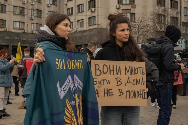 Kyiv, Ukrayna. 24 Mart 2024 'te öğleden sonra birçok akrabası ve ilgili insan, neredeyse iki yıldır Rusya' da tutsak olan savaş esirlerini desteklemek için şehir merkezinde toplandı..