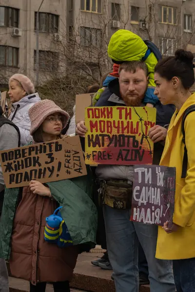Kyiv, Ukrayna. 24 Mart 2024 'te öğleden sonra birçok akrabası ve ilgili insan, neredeyse iki yıldır Rusya' da tutsak olan savaş esirlerini desteklemek için şehir merkezinde toplandı.