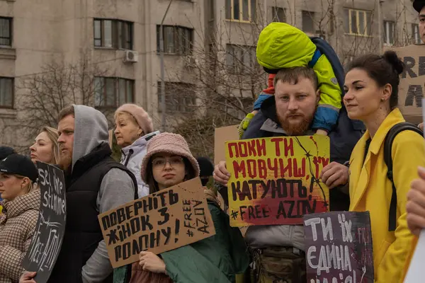 Kyiv, Ukrayna. 24 Mart 2024 'te öğleden sonra birçok akrabası ve ilgili insan, neredeyse iki yıldır Rusya' da tutsak olan savaş esirlerini desteklemek için şehir merkezinde toplandı.