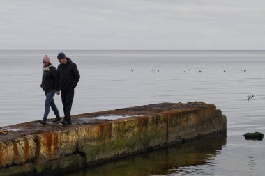 Odesa, Ukrayna. 20 Mart 2024 'te, Mart ayının serin bir gününde insanlar Karadeniz seti' ne gelip doğanın ve temiz havanın tadını çıkardılar..