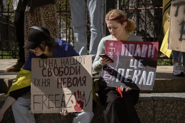 Kyiv, Ukrayna. 7 Nisan 2024 'te, birçok ilgili insan, Azov ordusunun iki yıldır Rusya' da tutsak olduğunu hatırlatmak için şehir merkezine geldi. İnsanlar arabalarıyla gidiyorlar ve pankartlarla korna çalıyorlar..