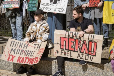 Kyiv, Ukrayna. 7 Nisan 2024 'te, birçok ilgili insan, Azov ordusunun iki yıldır Rusya' da tutsak olduğunu hatırlatmak için şehir merkezine geldi. İnsanlar arabalarıyla gidiyorlar ve pankartlarla korna çalıyorlar..