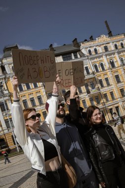 Kyiv, Ukrayna. 7 Nisan 2024 'te, birçok ilgili insan, Azov ordusunun iki yıldır Rusya' da tutsak olduğunu hatırlatmak için şehir merkezine geldi. İnsanlar arabalarıyla gidiyorlar ve pankartlarla korna çalıyorlar..