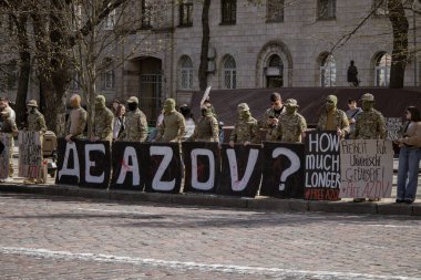 Kyiv, Ukrayna. 7 Nisan 2024 'te, birçok ilgili insan, Azov ordusunun iki yıldır Rusya' da tutsak olduğunu hatırlatmak için şehir merkezine geldi. İnsanlar arabalarıyla gidiyorlar ve pankartlarla korna çalıyorlar..
