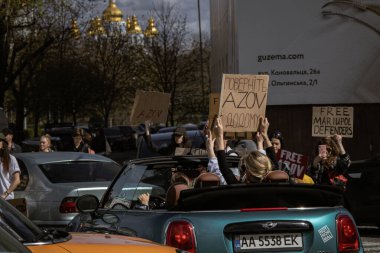 Kyiv, Ukrayna. 7 Nisan 2024 'te, birçok ilgili insan, Azov ordusunun iki yıldır Rusya' da tutsak olduğunu hatırlatmak için şehir merkezine geldi. İnsanlar arabalarıyla gidiyorlar ve pankartlarla korna çalıyorlar..