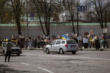 Kyiv, Ukrayna. 7 Nisan 2024 'te, birçok ilgili insan, Azov ordusunun iki yıldır Rusya' da tutsak olduğunu hatırlatmak için şehir merkezine geldi. İnsanlar arabalarıyla gidiyorlar ve pankartlarla korna çalıyorlar..