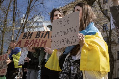 Kyiv, Ukrayna. 7 Nisan 2024 'te, birçok ilgili insan, Azov ordusunun iki yıldır Rusya' da tutsak olduğunu hatırlatmak için şehir merkezine geldi. İnsanlar arabalarıyla gidiyorlar ve pankartlarla korna çalıyorlar..