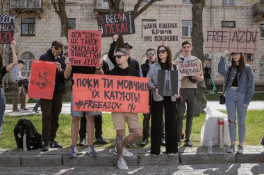 Kyiv, Ukrayna. 7 Nisan 2024 'te, birçok ilgili insan, Azov ordusunun iki yıldır Rusya' da tutsak olduğunu hatırlatmak için şehir merkezine geldi. İnsanlar arabalarıyla gidiyorlar ve pankartlarla korna çalıyorlar..
