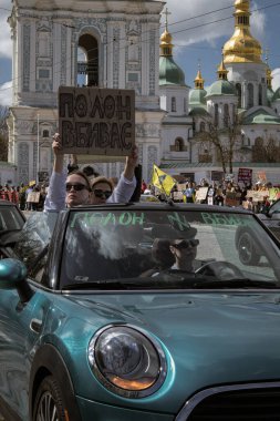 Kyiv, Ukrayna. 7 Nisan 2024 'te, birçok ilgili insan, Azov ordusunun iki yıldır Rusya' da tutsak olduğunu hatırlatmak için şehir merkezine geldi. İnsanlar arabalarıyla gidiyorlar ve pankartlarla korna çalıyorlar..