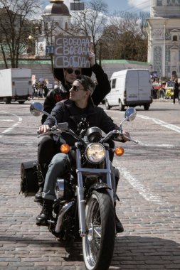 Kyiv, Ukrayna. 7 Nisan 2024 'te, birçok ilgili insan, Azov ordusunun iki yıldır Rusya' da tutsak olduğunu hatırlatmak için şehir merkezine geldi. İnsanlar arabalarıyla gidiyorlar ve pankartlarla korna çalıyorlar..