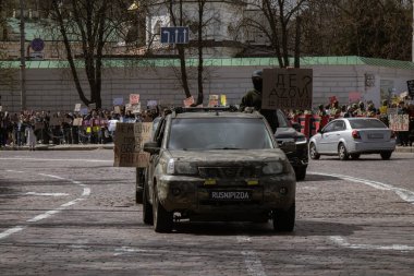 Kyiv, Ukrayna. 7 Nisan 2024 'te, birçok ilgili insan, Azov ordusunun iki yıldır Rusya' da tutsak olduğunu hatırlatmak için şehir merkezine geldi. İnsanlar arabalarıyla gidiyorlar ve pankartlarla korna çalıyorlar..