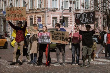 Kyiv, Ukrayna. 7 Nisan 2024 'te, birçok ilgili insan, Azov ordusunun iki yıldır Rusya' da tutsak olduğunu hatırlatmak için şehir merkezine geldi. İnsanlar arabalarıyla gidiyorlar ve pankartlarla korna çalıyorlar..