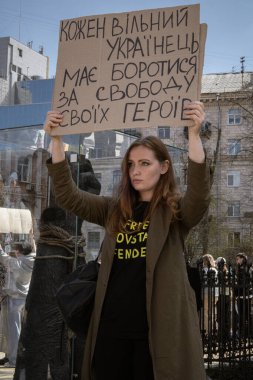 Kyiv, Ukrayna. 7 Nisan 2024 'te, birçok ilgili insan, Azov ordusunun iki yıldır Rusya' da tutsak olduğunu hatırlatmak için şehir merkezine geldi. Akrabalar ve sevdiklerinin her hafta posterleri çıkıyor.. 