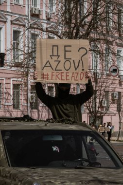 Kyiv, Ukrayna. 7 Nisan 2024 'te, birçok ilgili insan, Azov ordusunun iki yıldır Rusya' da tutsak olduğunu hatırlatmak için şehir merkezine geldi. Akrabalar ve sevdiklerinin her hafta posterleri çıkıyor.. 