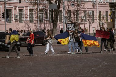 Kyiv, Ukrayna. 7 Nisan 2024 'te, birçok ilgili insan, Azov ordusunun iki yıldır Rusya' da tutsak olduğunu hatırlatmak için şehir merkezine geldi. Akrabalar ve sevdiklerinin her hafta posterleri çıkıyor.. 