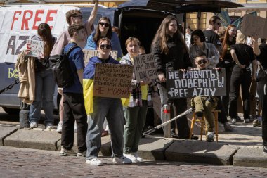 Kyiv, Ukrayna. 7 Nisan 2024 'te, birçok ilgili insan, Azov ordusunun iki yıldır Rusya' da tutsak olduğunu hatırlatmak için şehir merkezine geldi. Akrabalar ve sevdiklerinin her hafta posterleri çıkıyor.. 