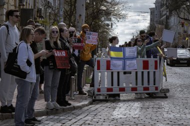 Kyiv, Ukrayna. 7 Nisan 2024 'te, birçok ilgili insan, Azov ordusunun iki yıldır Rusya' da tutsak olduğunu hatırlatmak için şehir merkezine geldi. Akrabalar ve sevdiklerinin her hafta posterleri çıkıyor.. 