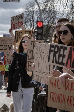 Kyiv, Ukrayna. 7 Nisan 2024 'te, birçok ilgili insan, Azov ordusunun iki yıldır Rusya' da tutsak olduğunu hatırlatmak için şehir merkezine geldi. Akrabalar ve sevdiklerinin her hafta posterleri çıkıyor.. 