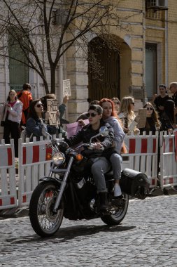 Kyiv, Ukrayna. 7 Nisan 2024 'te, birçok ilgili insan, Azov ordusunun iki yıldır Rusya' da tutsak olduğunu hatırlatmak için şehir merkezine geldi. Akrabalar ve sevdiklerinin her hafta posterleri çıkıyor.. 