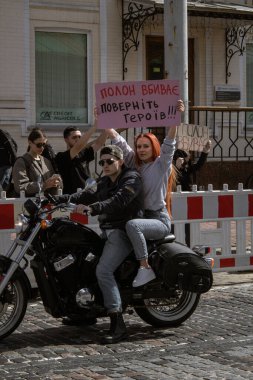 Kyiv, Ukrayna. 7 Nisan 2024 'te, birçok ilgili insan, Azov ordusunun iki yıldır Rusya' da tutsak olduğunu hatırlatmak için şehir merkezine geldi. Akrabalar ve sevdiklerinin her hafta posterleri çıkıyor.. 
