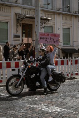Kyiv, Ukrayna. 7 Nisan 2024 'te, birçok ilgili insan, Azov ordusunun iki yıldır Rusya' da tutsak olduğunu hatırlatmak için şehir merkezine geldi. Akrabalar ve sevdiklerinin her hafta posterleri çıkıyor.. 