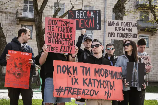 stock image Kyiv, Ukraine. On April 7, 2024, many caring people came out in the city center to remind everyone that the Azov military has been in russian captivity for two years. People are leaving in their cars and honking loudly with placards.