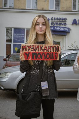 Kyiv, Ukrayna. 14 Nisan 2024 'te, birçok ilgili insan her hafta şehir merkezine gidip Azov' dan gelen askerlerin hala iki yıl boyunca esir tutulduğunu hatırlatır.