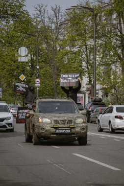 Kyiv, Ukrayna. 14 Nisan 2024 'te, birçok ilgili insan her hafta şehir merkezine gidip Azov' dan gelen askerlerin hala iki yıl boyunca esir tutulduğunu hatırlatır.