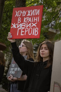 Kyiv, Ukrayna. 14 Nisan 2024 'te, birçok ilgili insan her hafta şehir merkezine gidip Azov' dan gelen askerlerin hala iki yıl boyunca esir tutulduğunu hatırlatır.