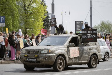 Kyiv, Ukrayna. 14 Nisan 2024 'te, birçok ilgili insan her hafta şehir merkezine gidip Azov' dan gelen askerlerin hala iki yıl boyunca esir tutulduğunu hatırlatır.