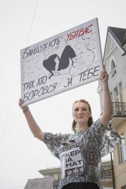 Kyiv, Ukrayna. 14 Nisan 2024 'te, birçok ilgili insan her hafta şehir merkezine gidip Azov' dan gelen askerlerin hala iki yıl boyunca esir tutulduğunu hatırlatır.
