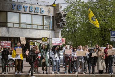 Kyiv, Ukrayna. 14 Nisan 2024 'te, birçok ilgili insan her hafta şehir merkezine gidip Azov' dan gelen askerlerin hala iki yıl boyunca esir tutulduğunu hatırlatır.