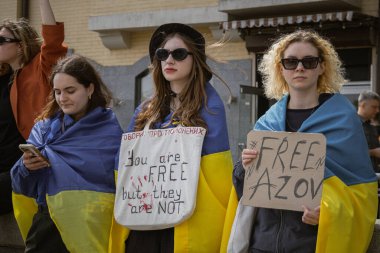 Kyiv, Ukrayna. 14 Nisan 2024 'te, birçok ilgili insan her hafta şehir merkezine gidip Azov' dan gelen askerlerin hala iki yıl boyunca esir tutulduğunu hatırlatır.