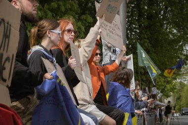 Kyiv, Ukrayna. 14 Nisan 2024 'te, birçok ilgili insan her hafta şehir merkezine gidip Azov' dan gelen askerlerin hala iki yıl boyunca esir tutulduğunu hatırlatır.