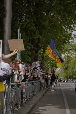 Kyiv, Ukrayna. 14 Nisan 2024 'te, birçok ilgili insan her hafta şehir merkezine gidip Azov' dan gelen askerlerin hala iki yıl boyunca esir tutulduğunu hatırlatır.