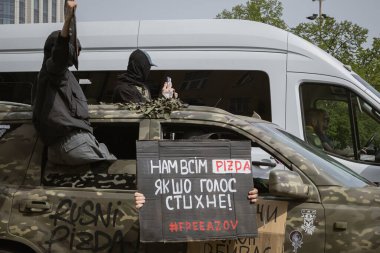 Kyiv, Ukrayna. 14 Nisan 2024 'te, birçok ilgili insan her hafta şehir merkezine gidip Azov' dan gelen askerlerin hala iki yıl boyunca esir tutulduğunu hatırlatır.