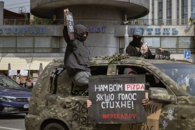 Kyiv, Ukrayna. 14 Nisan 2024 'te, birçok ilgili insan her hafta şehir merkezine gidip Azov' dan gelen askerlerin hala iki yıl boyunca esir tutulduğunu hatırlatır.