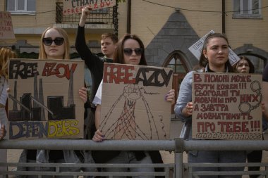 Kyiv, Ukrayna. 14 Nisan 2024 'te, birçok ilgili insan her hafta şehir merkezine gidip Azov' dan gelen askerlerin hala iki yıl boyunca esir tutulduğunu hatırlatır.