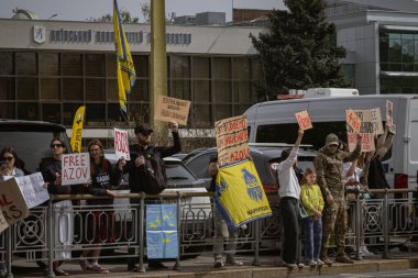 Kyiv, Ukrayna. 14 Nisan 2024 'te, birçok ilgili insan her hafta şehir merkezine gidip Azov' dan gelen askerlerin hala iki yıl boyunca esir tutulduğunu hatırlatır.