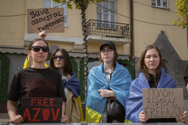 Kyiv, Ukrayna. 14 Nisan 2024 'te, birçok ilgili insan her hafta şehir merkezine gidip Azov' dan gelen askerlerin hala iki yıl boyunca esir tutulduğunu hatırlatır.