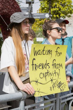 Kyiv, Ukrayna. 14 Nisan 2024 'te, birçok ilgili insan her hafta şehir merkezine gidip Azov' dan gelen askerlerin hala iki yıl boyunca esir tutulduğunu hatırlatır.