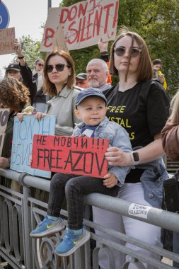 Kyiv, Ukrayna. 14 Nisan 2024 'te, birçok ilgili insan her hafta şehir merkezine gidip Azov' dan gelen askerlerin hala iki yıl boyunca esir tutulduğunu hatırlatır.