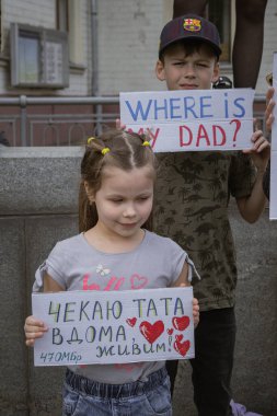 Kyiv, Ukrayna. 14 Nisan 2024 'te, birçok ilgili insan her hafta şehir merkezine gidip Azov' dan gelen askerlerin hala iki yıl boyunca esir tutulduğunu hatırlatır.