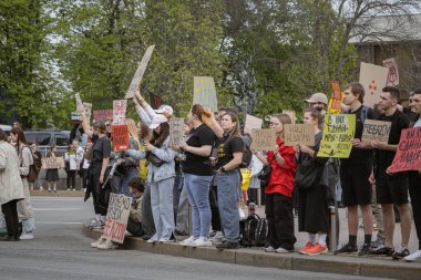 Kyiv, Ukrayna. 14 Nisan 2024 'te, birçok ilgili insan her hafta şehir merkezine gidip Azov' dan gelen askerlerin hala iki yıl boyunca esir tutulduğunu hatırlatır.