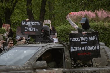 Kyiv, Ukrayna. 14 Nisan 2024 'te, birçok ilgili insan her hafta şehir merkezine gidip Azov' dan gelen askerlerin hala iki yıl boyunca esir tutulduğunu hatırlatır.