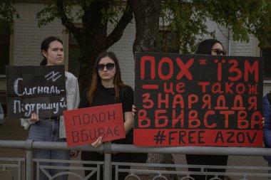 Kyiv, Ukrayna. 14 Nisan 2024 'te, birçok ilgili insan her hafta şehir merkezine gidip Azov' dan gelen askerlerin hala iki yıl boyunca esir tutulduğunu hatırlatır.