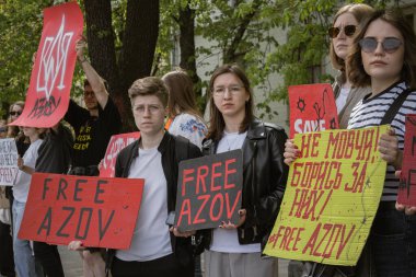 Kyiv, Ukrayna. 14 Nisan 2024 'te, birçok ilgili insan her hafta şehir merkezine gidip Azov' dan gelen askerlerin hala iki yıl boyunca esir tutulduğunu hatırlatır.